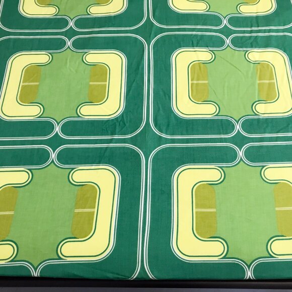 Vintage 70s Op Art Bedspread with Pillow Shams: Green Yellow Mod Bed Cover - Picture 3 of 9